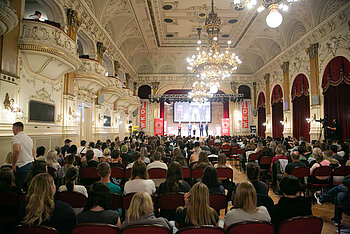 Publikum im Palais des Kaufmännischen Vereins beim JSC 2023 